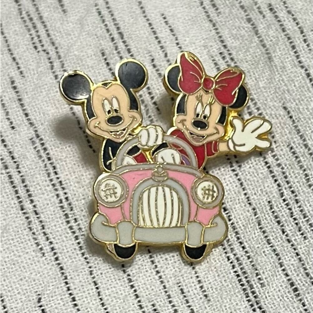 Disney Pin Walt Disney Travel Company Mickey & Minnie in Pink Car RARE 2001